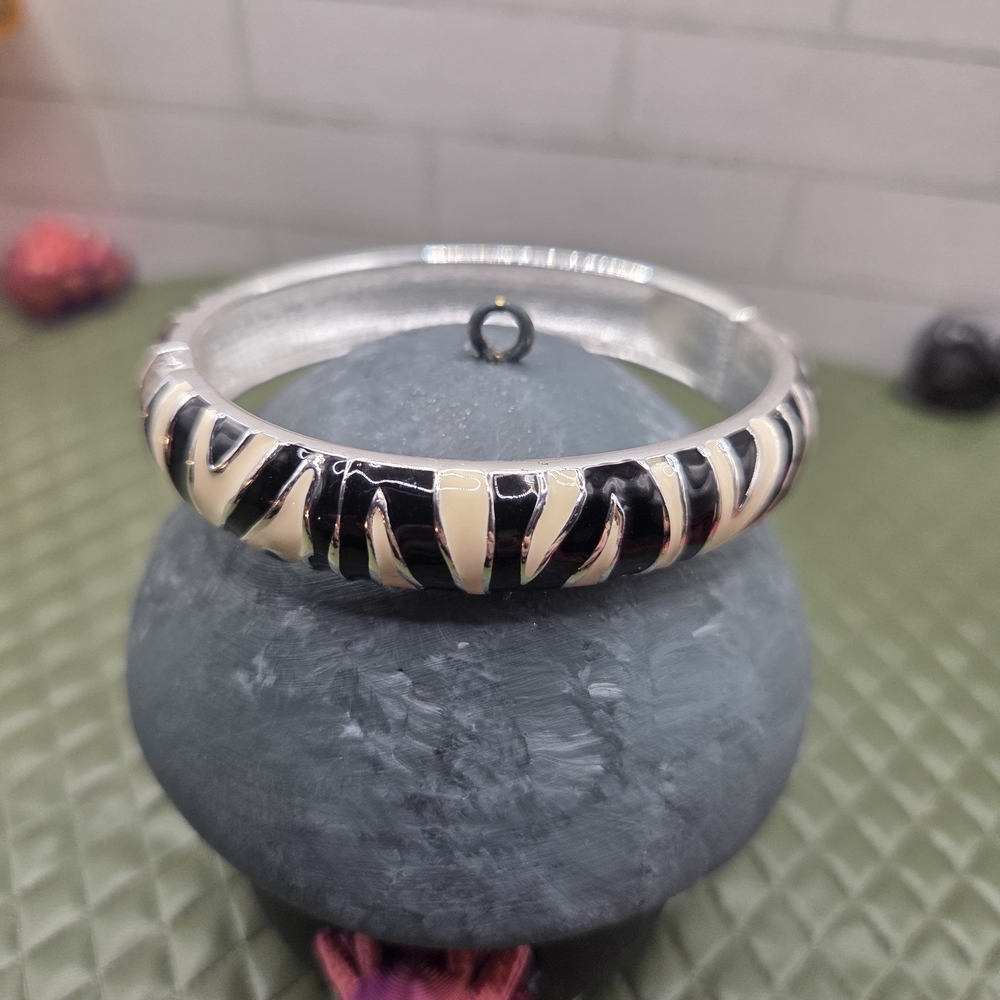 963. Vintage Silver-Tone Zebra Stripe Enamel Bangle